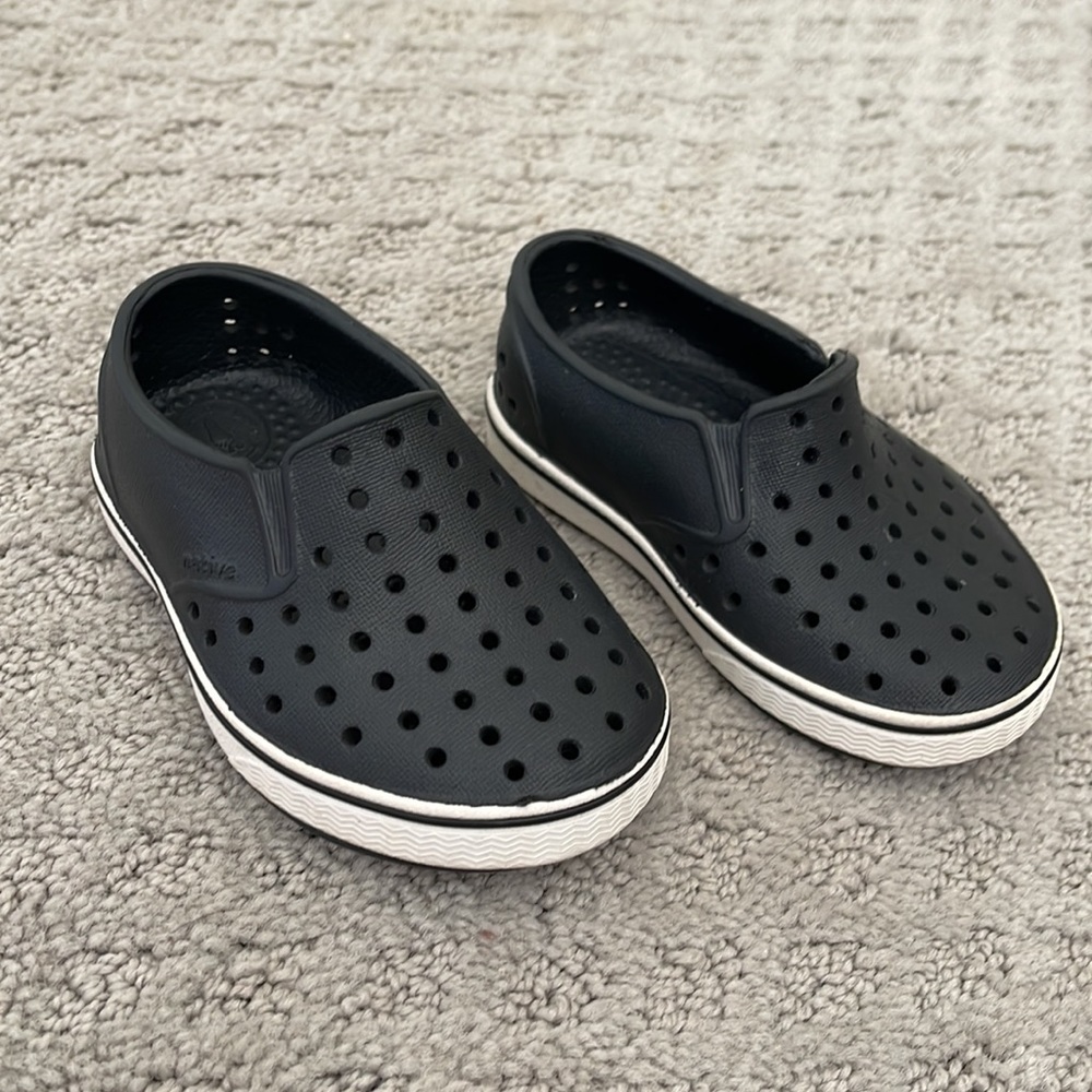 Native shoes, color black, size C5